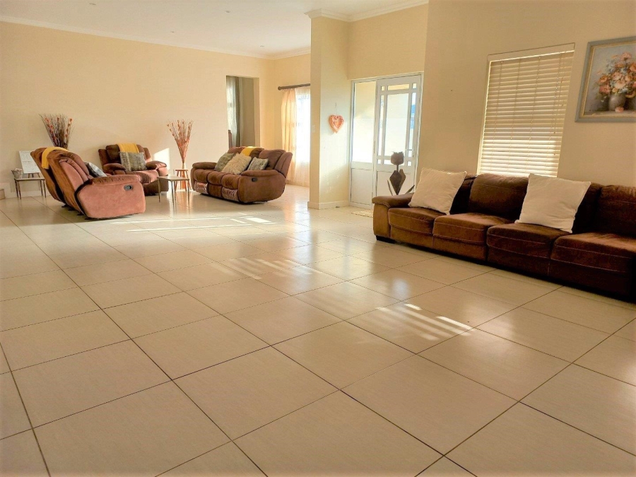 To Let 4 Bedroom Property for Rent in Kidds Beach Eastern Cape